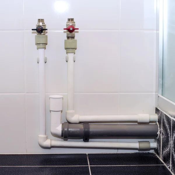 Tuyaux en plastique pour l'eau chaude et froide dans la salle de bain pour l'eau c — Photo
