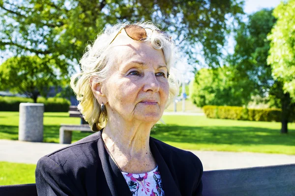 Ältere Frau im Park — Stockfoto