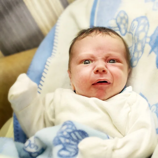 Bambino appena nato sta costruendo un volto divertente — Foto Stock