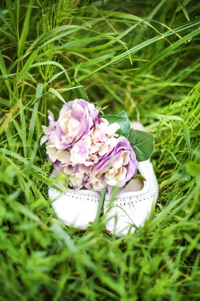 Bruiloft boeket en schoenen — Stockfoto