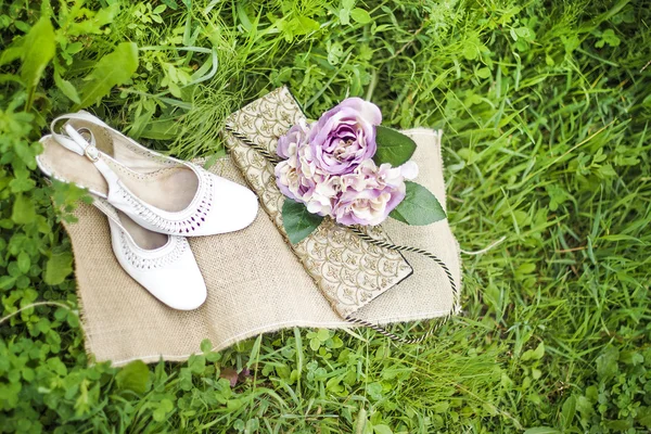 Ramo de boda y zapatos —  Fotos de Stock