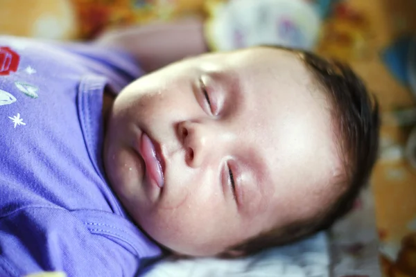 Neonato dorme nella culla — Foto Stock