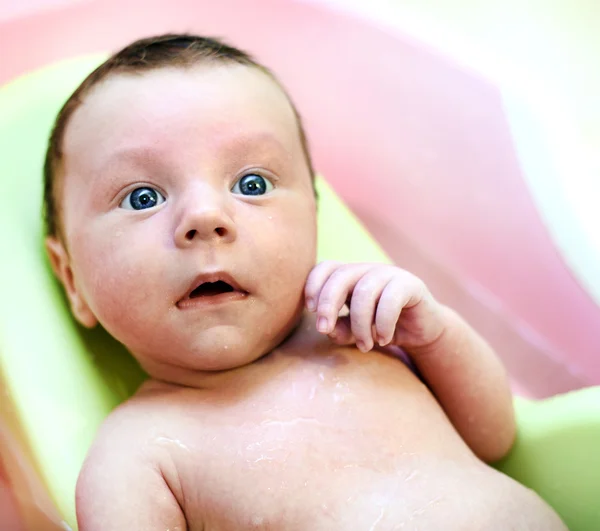 Nouveau-né baigné dans le bain — Photo