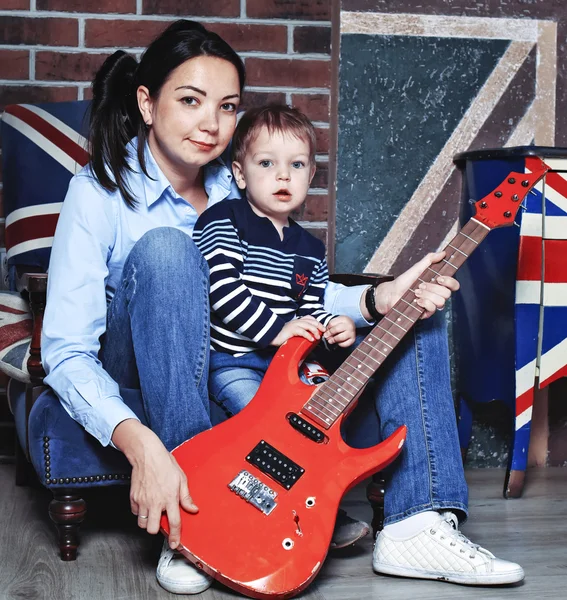 Madre e hijo tocando la guitarra — Foto de Stock