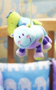 bir çocuğun yatak üzerinde oyuncaklar