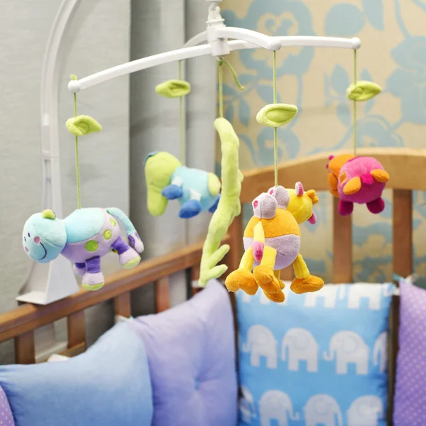 Игрушки над детской кроватью — стоковое фото