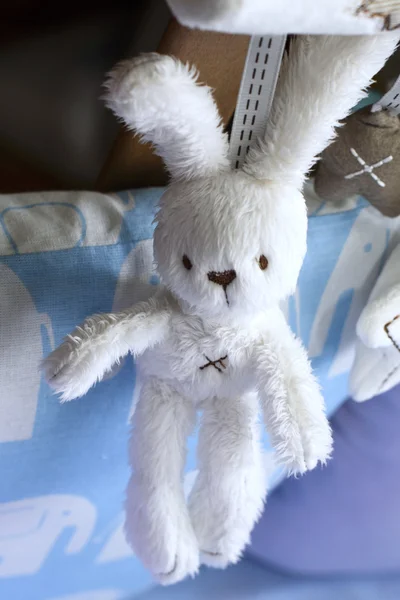 Juguetes sobre la cama de un niño — Foto de Stock