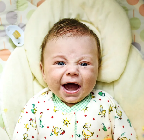 Niedliches Baby weint in der Krippe — Stockfoto