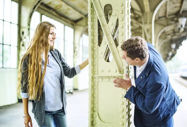 Couple heureux en amour à l'extérieur — Photo