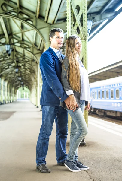 Couple heureux en amour à l'extérieur — Photo