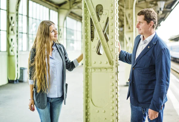 Gelukkig paar in liefde buiten — Stockfoto