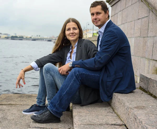 Heureux jeune couple dans la rue — Photo