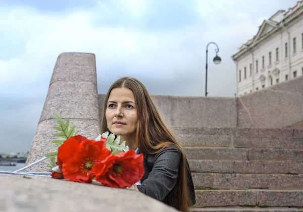 Portrait d'une belle jeune femme dans la rue — Photo