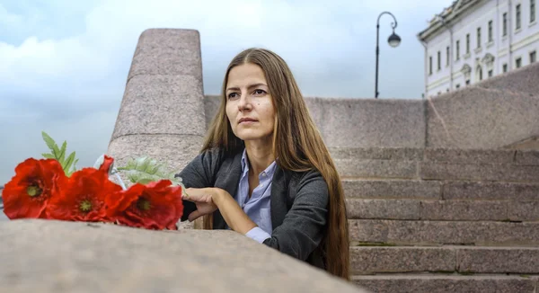 Porträtt av en vacker ung kvinna på gatan — Stockfoto