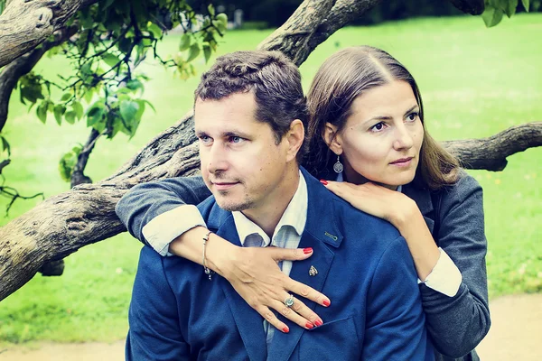 Feliz pareja joven en el parque de verano — Foto de Stock