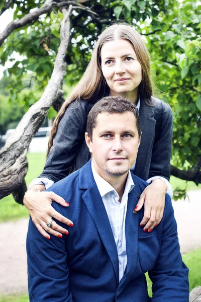 Joyeux jeune couple dans le parc d'été — Photo