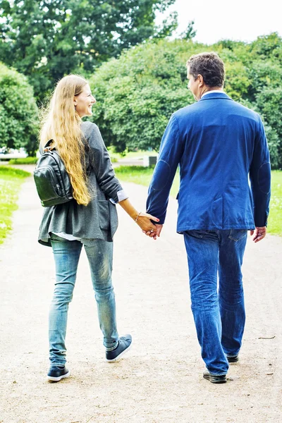 Joyeux jeune couple dans le parc d'été — Photo