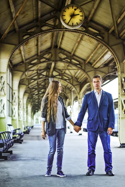 Heureux couple dans la rue — Photo