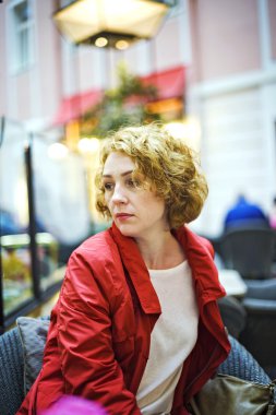 Kırmızı paltolu genç kadın