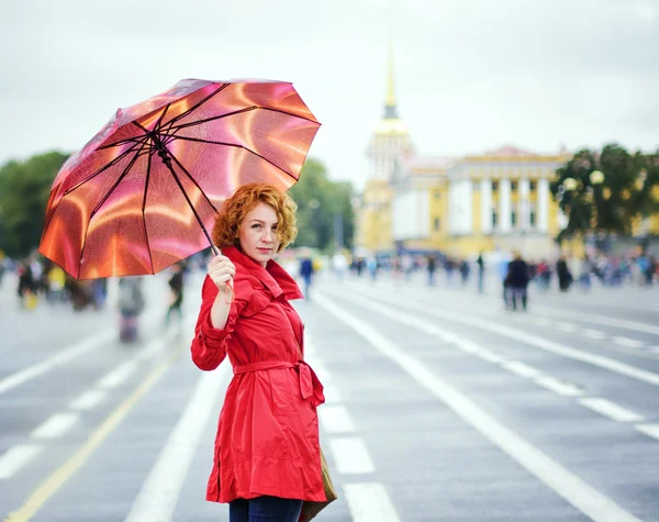 城市里拿着雨伞的年轻女子 — 图库照片