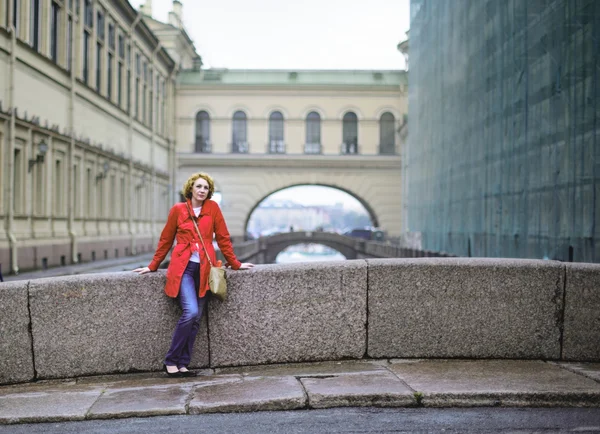 Giovane donna con un cappotto rosso — Foto Stock