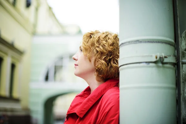 Portrait d'une jeune femme en manteau rouge — Photo