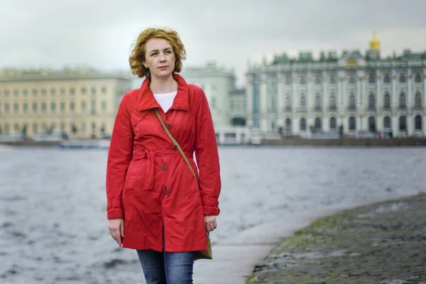 Porträtt av en ung kvinna i St. Petersburg — Stockfoto