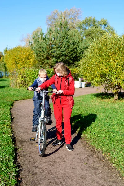 Мать Сын Переднем Плане Осеннем Парке Медицинской Маске Родители Учат — стоковое фото