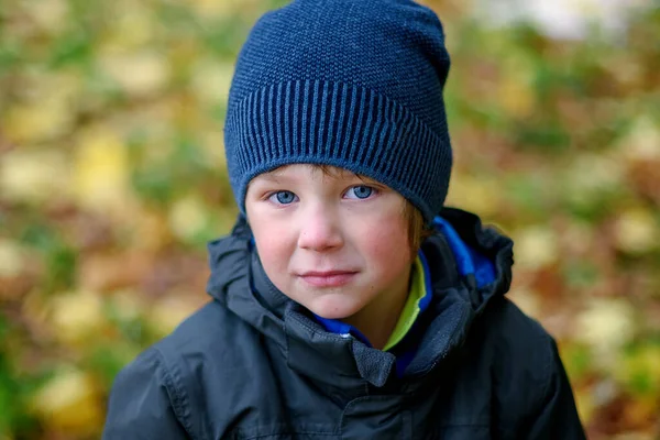 Милый Маленький Мальчик Гуляющий Парке Осенним Днем Плохое Настроение — стоковое фото