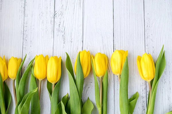 Beyaz Ahşap Arka Planda Sarı Lale Çiçekleri Baharı Bekliyorum Mutlu — Stok fotoğraf