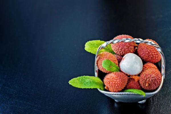 Färsk Ekologisk Litchi Frukt Metall Skål Ben Svart Bakgrund Ovanifrån — Stockfoto