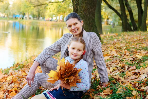 Bonne Mère Fille Amusent Dans Parc Automne — Photo