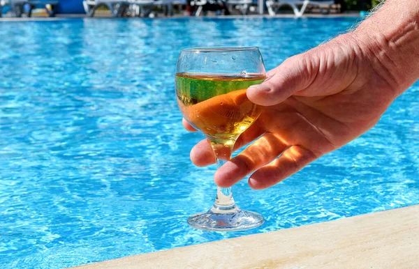 Mano Del Hombre Toma Una Copa Vino Blanco Junto Piscina — Foto de Stock