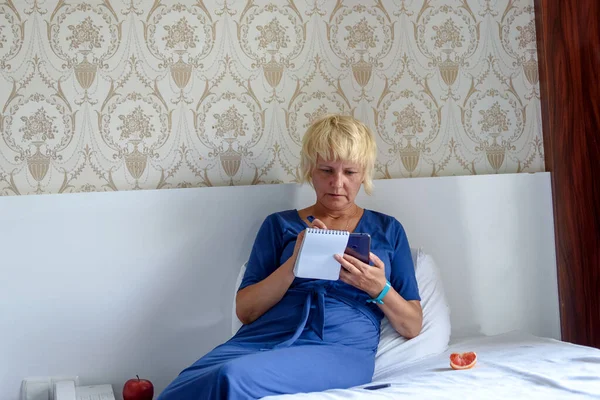 Entspannte Frau Die Hotel Auf Dem Bett Sitzt Ein Smartphone — Stockfoto