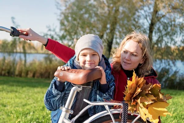 Мать Сын Осеннем Парке Велосипедом Осенними Листьями Концепция Воспитания Здорового — стоковое фото