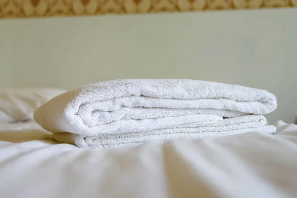 Toallas Baño Blancas Cama Del Hotel — Foto de Stock