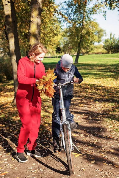 Мать Осеннем Парке Учит Сына Кататься Велосипеде Концепция Воспитания Здорового — стоковое фото