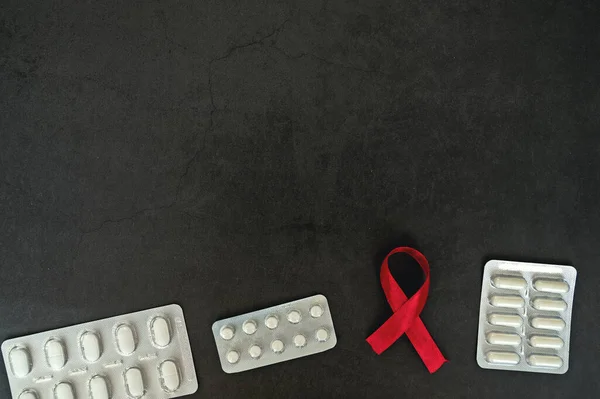 Hälsa Och Medicin Koncept Rött Aids Medvetenhet Band Piller Grå — Stockfoto