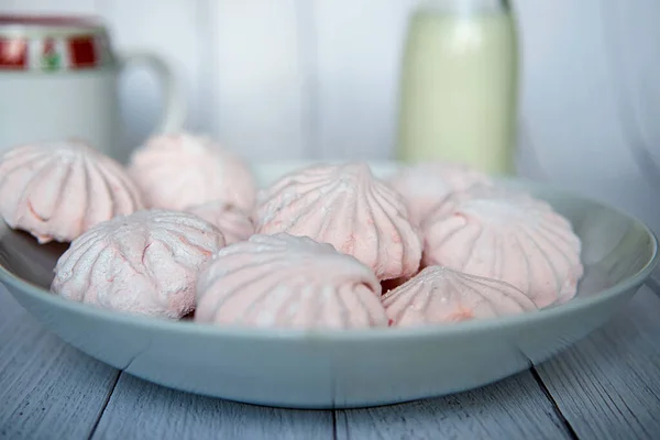 Pinkfarbene Marshmallows Auf Einem Weißen Teller Weiße Und Rosa Süße — Stockfoto