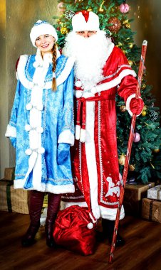 Yeni yıl ve Noel selamları. Komik kardan kız ve Noel Baba. Rus tatili