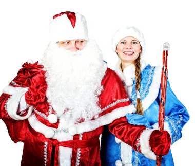 Mutlu yıllar ve mutlu Noeller. Beyaz arka planda komik bir kardan kız ve Noel Baba. Rus tatili.