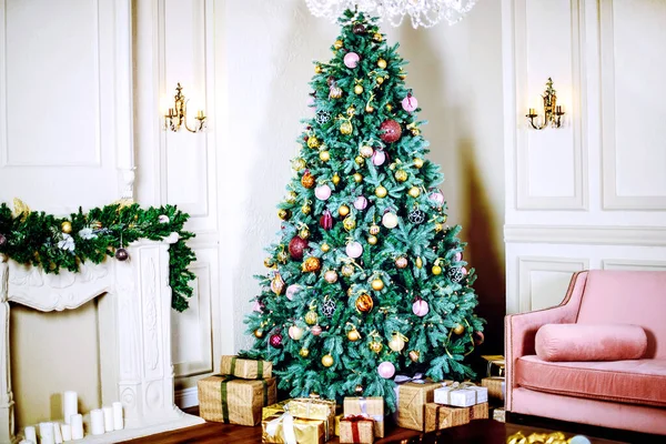 Prachtig Versierde Kerstboom Gelukkig Kerst Nieuwjaarsconcept — Stockfoto