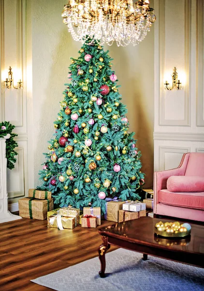 美しく装飾されたクリスマスツリー 幸せなクリスマスと新年のコンセプト — ストック写真