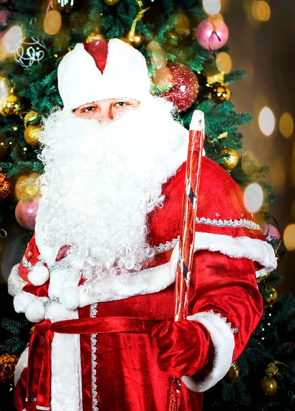 Santa Claus Con Una Bolsa Regalos Fondo Del Árbol Navidad —  Fotos de Stock