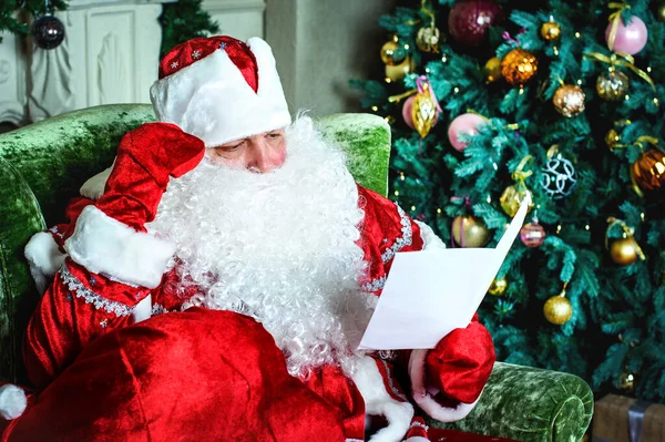 Ritratto Babbo Natale Che Legge Lettere Natale — Foto Stock