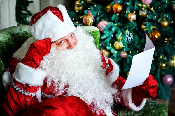 Porträt Des Weihnachtsmannes Beim Lesen Von Weihnachtsbriefen — Stockfoto