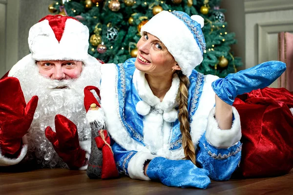 Capodanno Auguri Natale Simpatica Fanciulla Delle Nevi Babbo Natale Vacanza — Foto Stock