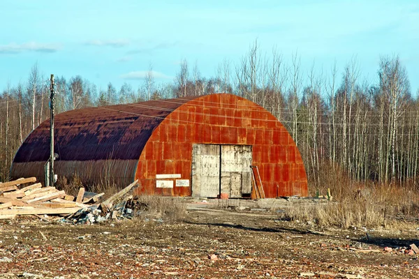 錆びた 放棄された格納庫の眺め 減価償却又は自然災害のイメージ — ストック写真