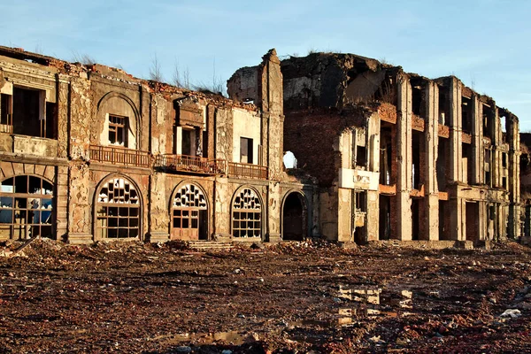 Landschap Van Verwoeste Gebouwen Bij Zonsondergang Beeld Van Achteruitgang Natuurramp — Stockfoto