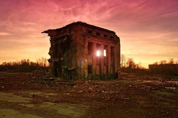 Krajobraz Zrujnowanych Budynków Zachodzie Słońca Obraz Upadku Lub Klęski Żywiołowej — Zdjęcie stockowe
